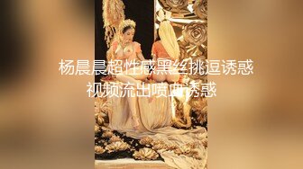 苗条身材的小脸美女，穿搭时尚，两条腿很有美感，跟着进去拍她脱裤子尿尿，逼逼有点干燥啊 看来性生活最近少了!