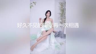 美丽的金发女郎亚历克西斯骑上她选择的交通工具去欧洲观光时看起来很性感。城里的任何其他游客可能会忽略这