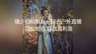  小骚逼露脸洗干净了伺候小哥哥诱惑狼友，舔鸡巴的样子好骚吸蛋蛋，深喉抽插，后入草屁股