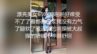  高颜值黄衣小妹全程露脸大秀直播诱惑，穿上性感的黑丝伺候大哥啪啪