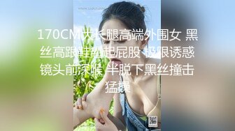  窗户缝偷窥楼下房东刚放学回家的女儿洗澡奶子还没有发育好