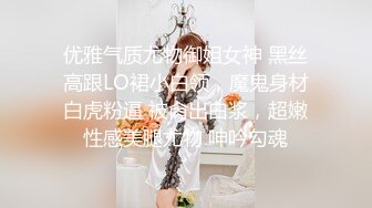 颜值小妹，和套头男粉色裤头扒下一看，白虎一线天，开心吃屌无套啪啪，暴力打桩，战炮后入