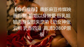 两个华人小伙找了个泰国漂亮美女，身材极品又听话，两男一女插得妹子瘫在床上，场面极其劲爆!