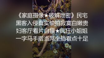 性感御姐Ts小莓 带着假鸡巴在便利店里偷偷自慰，总是忍不住上下抽插，诡异的骚动作，头顶还有监控，胆大包天!