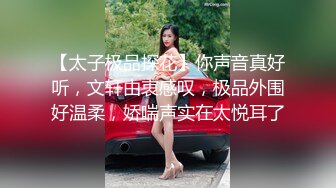 卡在电梯里面了怎么办？先不管了！好色女友直接跪下吮吸鸡巴并吞下精液！