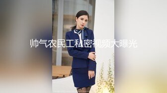 把摄像头藏在鞋子上站在试衣间门缝旁偷拍妹子换衣服