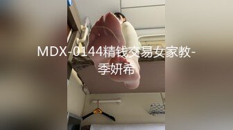 【新片速遞】 肉肉黑丝大肥屁股的微胖少妇，道具插入大鲍鱼中，巨乳大奶，自己还尝试自己淫水