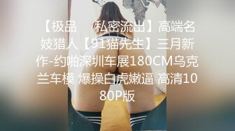  长的很哇塞的小骚逼，露脸开档黑丝情趣给小哥撸起大鸡巴，让小哥压在身下爆草抽插射完了不过瘾