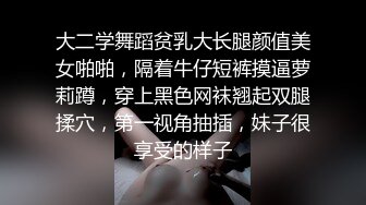 厕所盗摄，漂亮服务员小姐姐，躲在对面拍她的小逼逼，嘘嘘的水声，等的就是这一刻！