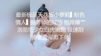 疯狂车震 骚女猛男在后座疯狂搞逼 完事后女的邦男的舔J8