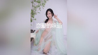 【新片速遞 】素颜女友巨乳妹子，卧室表情骚气动人，道具吸地插穴，特写尿尿，一字马侧入道具一对大灯晃呀晃