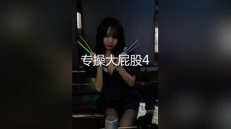 极品CP✅魔手》疯狂大胆坑神躲进商场女_厕独占一个坑位隔板缝中偸_拍各种B形妹子方便▲极限特写镜头快要碰到B了 (3)