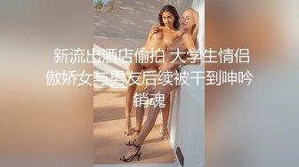 看到隔壁家小妹下班回来,急忙到卫生间窗户后面偷窥她洗澡