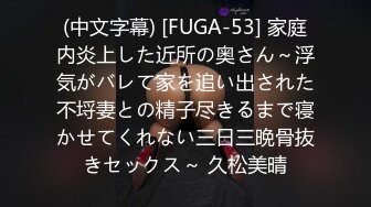   短发良家小少妇跟威猛小哥在家玩的还很嗨，全程露脸交大鸡巴，让小哥掰着骚穴舔逼