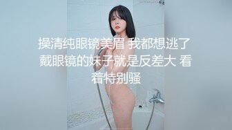 巨乳妹子网红脸吊钟奶子轻松可以吃到自己的乳头，特写自己超嫩的粉穴水水不少