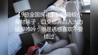 两个社会渣女小萝莉跟小哥哥一起激情大秀，全程露脸揉奶玩逼互动撩骚，道具抽插伺候小哥的大鸡巴，精彩刺激