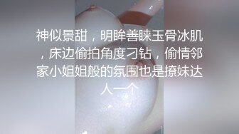 商场TP蹲着挑选商品的黑色上衣妹子奶子