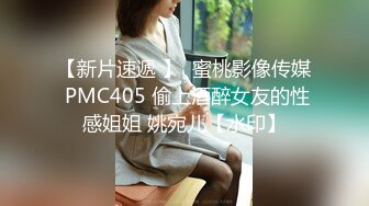 两个成熟性感骚货约熟人到家里舔吸逼穴欲望搞起来啪啪坐在鸡巴上骑乘吞吐，床嘎吱嘎吱响个不停对白好骚啊