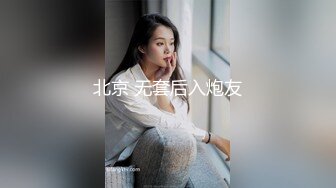  两个少妇没有男人拿振动棒模拟操逼，站立后入一下下往前顶