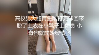  小夫妻为求刺激在家门楼道啪啪 感应灯灭了不停拍手跺脚 貌似有人出来了