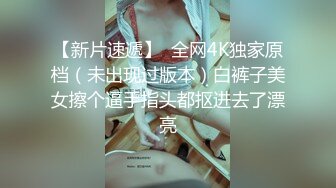 甜美可愛00後黃毛妹子啪啪不專心,壹邊玩著手遊,壹邊被男友抽插