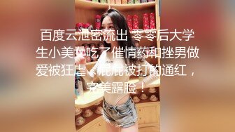 出租屋女厕偷拍两个爱玩手机的美女