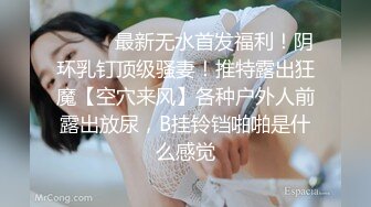 镜子前欣赏老婆