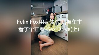 偷拍美女服务员尿尿 尿完在厕所里偷懒玩手机