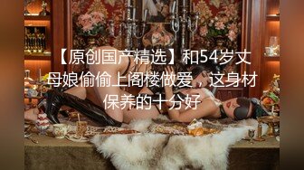 甜美小妹还吸烟，露脸口交大屌无套操逼，一会就出白浆特写打桩机射在阴毛上