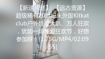 风骚有韵味的熟女大姐直播赚外快，丝袜情趣女仆诱惑，听狼友指挥道具抽插骚穴搞到高潮喷水，逼逼特写水真多