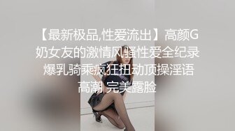  户外大桥下风骚少妇露脸给眼镜小哥舔鸡巴，揉奶玩逼给狼友看