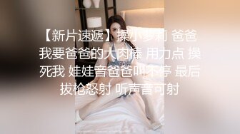 花裙子小美女，蛮可爱的，脱下内裤肉肉的屁股坐下尿尿，卡哇伊哦！