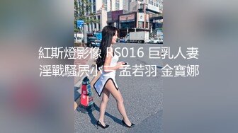  女同学被班上好几个了男生胁迫脱她衣服摸奶子,还掏出鸡巴让她吃,还插入她无毛白虎逼