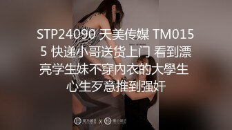 商场女厕偷拍 破洞牛仔裤美女的小黑B 一边抽烟一边玩手机