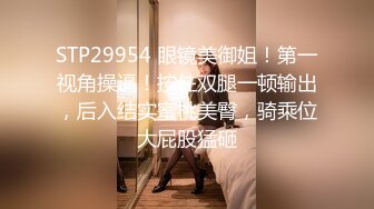 《魔手外购极品CP》地铁女厕偸拍络绎不绝的年轻小姐姐方便 美女多亮点多，妹子换奶罩一对大奶又圆又挺手感绝对一流 (13)