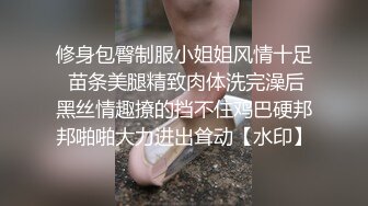 清纯甜美巨乳妹子在化妆被男友捏奶子，撩起裙子就要后入，扶着大屁股抽插，两个大奶子晃动骑乘套弄