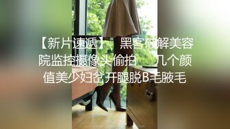 带小女孩的丰满妈妈