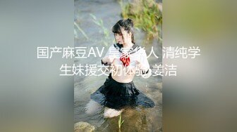 少妇的干女儿在客厅写作业，强势射到女人背上