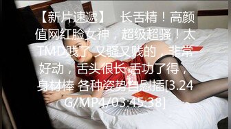 乖巧的无毛嫩逼小妹让小哥搂在怀里揉奶玩逼激情群P率先展示，口交大鸡巴压在身下边亲边草蹂躏，浪叫呻吟