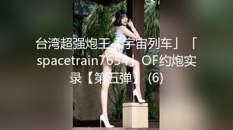 真实母女双飞全程露脸，幸福小哥玩弄母女花，先给狼友展示骚逼，沙发上就把老骚妈干了，轮草抽插浪荡呻吟