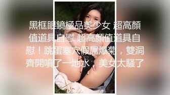   超骚的小妞又来了，露脸丝袜情趣舔鸡巴的样子能迷死人真刺激，让小哥无套爆草搞的骚逼淫水泛滥